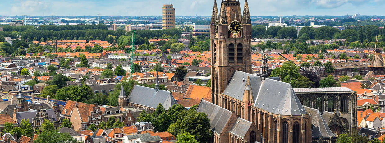 Delft van boven met zicht op de kerk