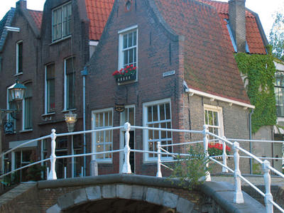 Brug over gracht in Delft