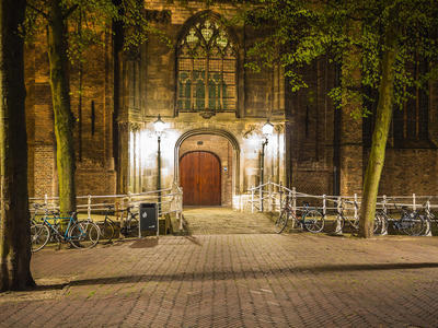 Ingang Oude Kerk in Delft in de avond - Dagtochten Combinatie Delft