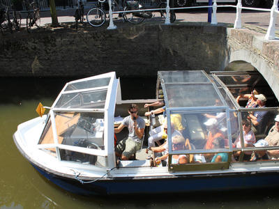 Rondvaartboot in de Delftse grachten