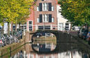 Gracht en brug in Delft