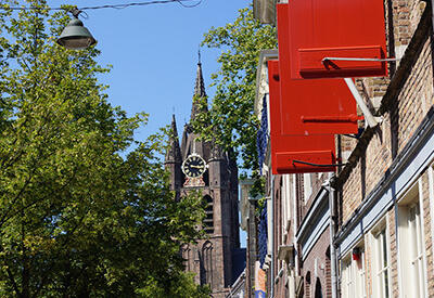Zicht op de Oude Kerk in de volksmond De Oude Jan genoemd - Dagtocht: Wat dag je van Delft