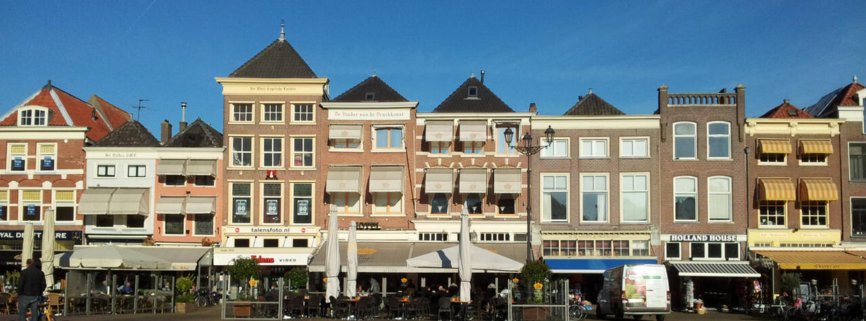 Huizen aan het marktplein van Delft
