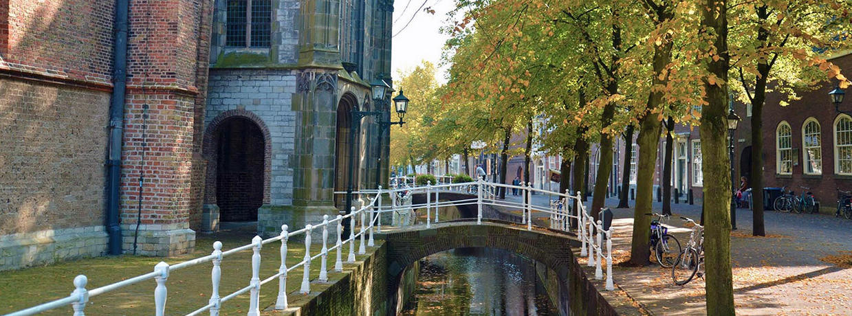 Gracht tussen oude Kerk en Prinsenhof Delft - Dagtochten Combinatie Delft