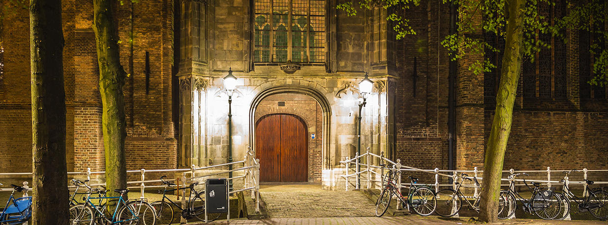 Ingang Oude Kerk in Delft bij avond - Dagtochten Combinatie Delft