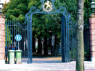 Ijzeren poort naar het Prinsenhof