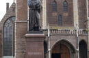 Standbeeld van Hugo de Groot voor de Nieuwe Kerk op het marktplein van Delft