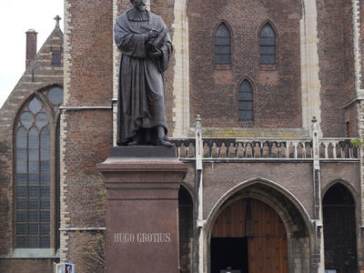 Standbeeld van Hugo de Groot op het marktplein van Delft voor de Nieuwe Kerk