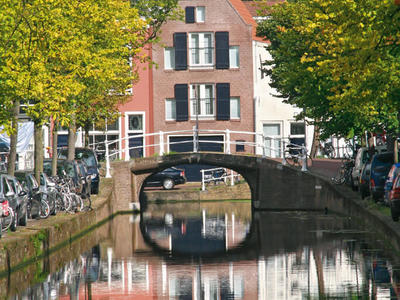 Gracht met brug in Delft