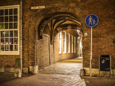 Poort naar het Prinsenhof op de Oude Delft bij avond - Dagtochten Combinatie Delft