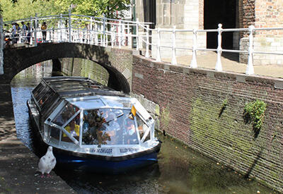 Rondvaartboot in de gracht bij De Oude Kerk - Dagtocht: Delft Blue Line