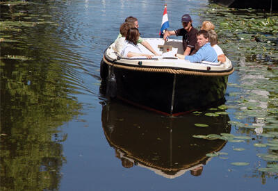 Met een fluisterboot door de grachten van Delft - Vaarpuzzeltocht: Delft onder bruggen